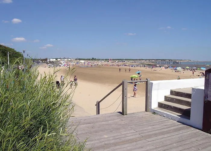 Holiday home Three-bedroom In Sur